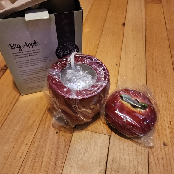 BRAND NEW - BIG APPLE SCENTSY WARMER - Picture 3 of 4